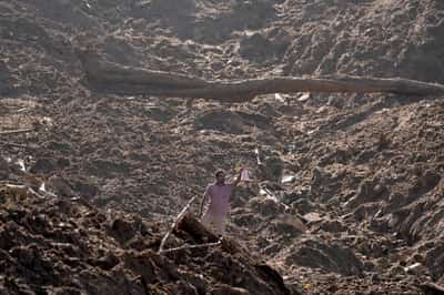 Image for Sri Lankans sift mud to unearth victims four days after deadly cyclone