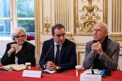 Image for French PM to suspend Macron's flagship pension reform