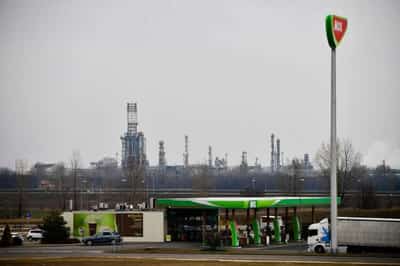 Image for Car drivers in Hungary face refuelling limit at MOL, OMV pumps