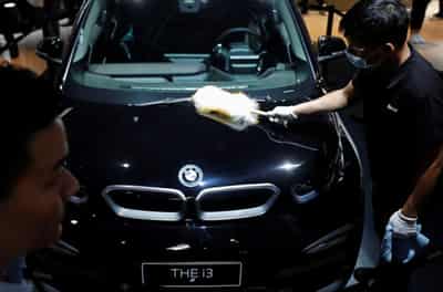 Image for BMW targets higher margins while investing in electric cars