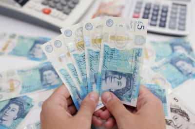 Image for Sterling plunges to all-time low in scathing appraisal of fiscal plan