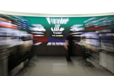 Image for Asian stocks dive as focus on earnings, geopolitics