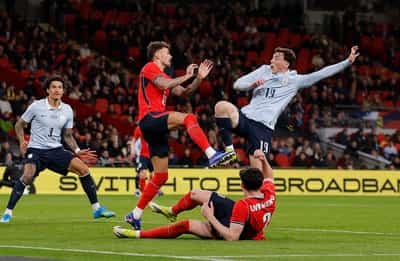 Image for Soccer-Uruguay grab late draw with England after White booed