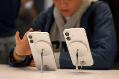 Image for Apple and Google agree app store changes to appease UK regulator
