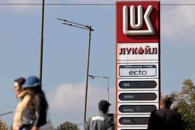 Image for Bulgarian parliament overturns presidential veto on Lukoil refinery takeover 