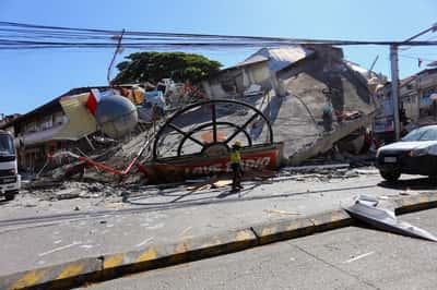 Image for Rescuers race to reach trapped after powerful quake in southern Philippines