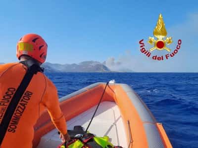 Image for Wildfire in Sardinia forces dozens to flee beach by boat