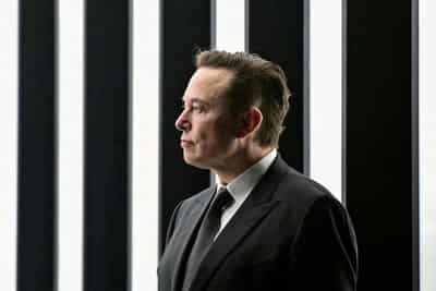 Image for Musk says Twitter may charge slight fee for commercial, government users