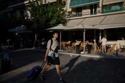 Image for Greece's current account gap narrows slightly in November thanks to tourism