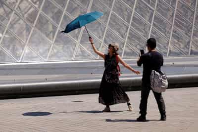 Image for French weather agency sees temperatures hitting record highs on Monday