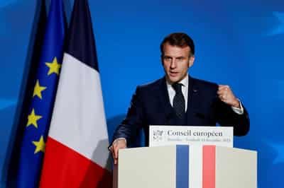 Image for Macron wants to ban under-15s from social media from September 2026, Le Monde reports
