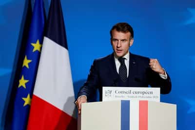 Image for Macron wants to ban under-15s from social media from September 2026, Le Monde reports