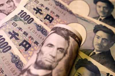 Image for Dollar set for weekly fall as markets reassess Fed rate hike bets
