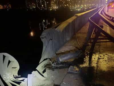 Image for Bridge across Dnipro river in Kyiv hit during Russian attack, mayor says