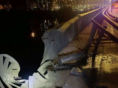 Image for Bridge across Dnipro river in Kyiv hit during Russian attack, mayor says