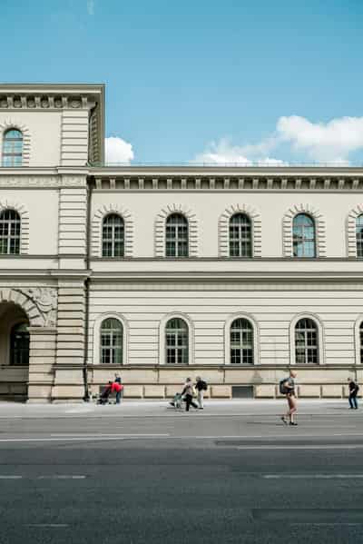 Image for Munich Re targets 6 billion eur in net profit for 2025