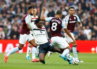 Image for Soccer-Beleaguered Man United battle to 0-0 draw at Villa