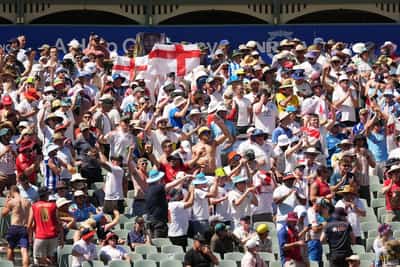 Image for Cricket-England's Barmy Army earns praise for litter-picking