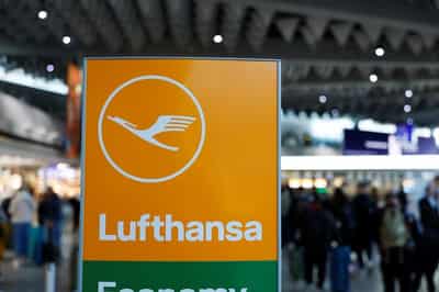 Image for Lufthansa preparing ground up to 40 jets due to fuel shortage, Spiegel reports