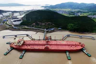 Image for Oil drops about 2% on worries about Chinese economy