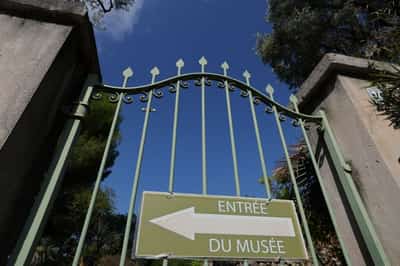 Image for Thieves steal Renoir paintings from French Riviera museum
