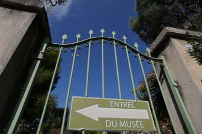 Image for Thieves steal Renoir paintings from museum on French Riviera