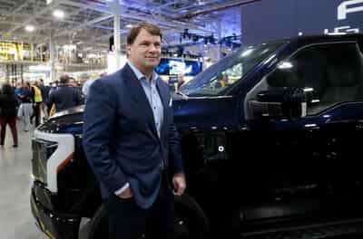 Image for Ford to lower managers’ bonuses if company performance fails to improve, sources say