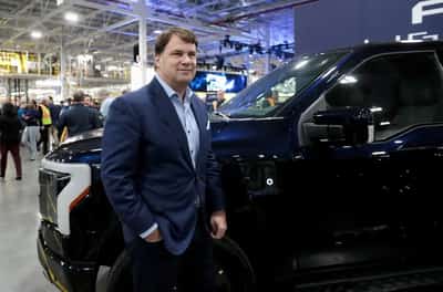 Image for Ford to lower managers’ bonuses if company performance fails to improve, sources say