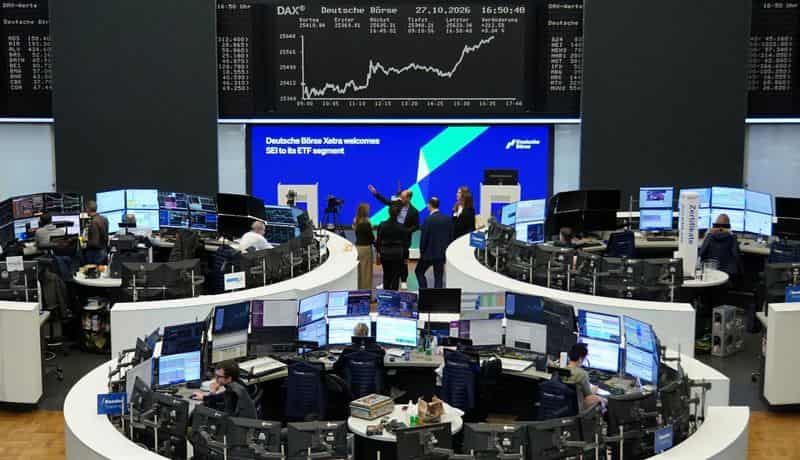 Image for STOXX 600 inches lower as investors sift through earnings, higher oil prices