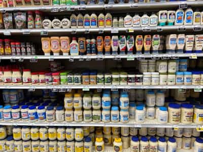 Image for Shoppers turn to smaller food brands, cutting into Unilever, P&G profits