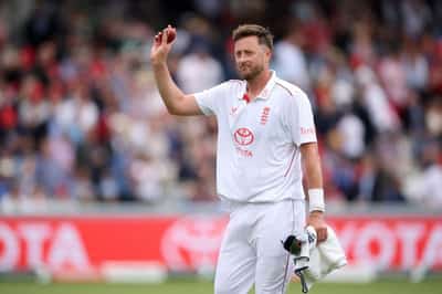 Image for Cricket-England lead by 27 after Robinson's five-wicket haul at Lord's