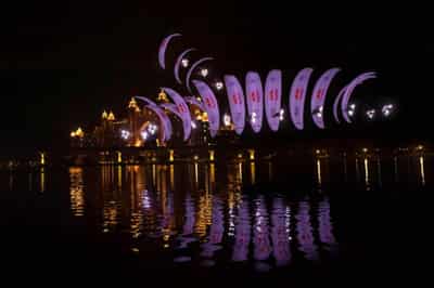 Image for Duo glide around world&#8217;s largest fountain in Dubai
