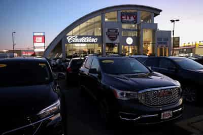 Image for GM beats quarterly expectations and raises forecast, but shares dive