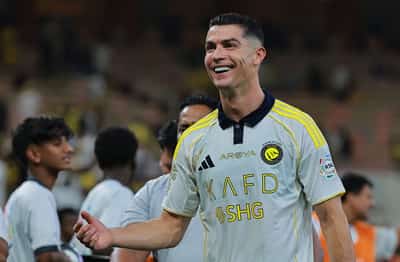 Image for Soccer-Ronaldo becomes football's first billionaire, says report