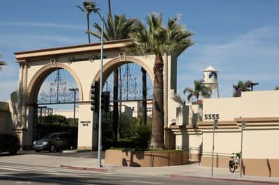 Image for Paramount offers remedies for Warner deal, making EU approval likely
