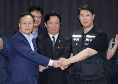 Image for Samsung's unionised workers in South Korea approve wage deal