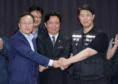 Image for Samsung's unionised workers in South Korea approve wage deal