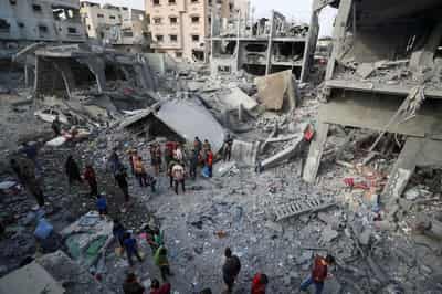 Image for Tens of thousands protest in The Hague against Gaza war