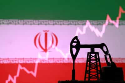 Image for Oil falls as US may intervene in futures market, issues waiver for Russian purchases