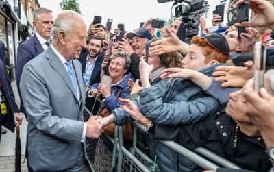 Image for King Charles visits Jewish area of London hit by antisemitic attacks