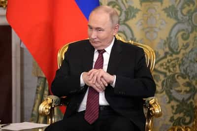 Image for Zelenskiy says he will meet Putin after Trump tells him not to await truce