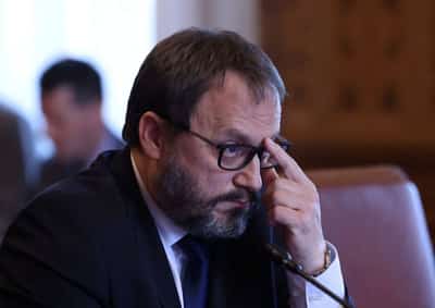 Image for Exclusive-Hungary finance minister hopes deficit cuts pave way for 2032 euro entry