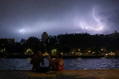 Image for France records 1,000 excess deaths during record-breaking heatwave