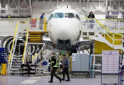 Image for Airbus in limbo over early launch of larger A220, sources say