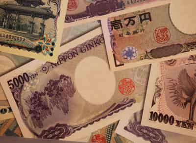 Image for Asia shares subdued, yen shunned as euro shines