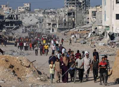 Image for Gazans stream back home as Israel-Hamas ceasefire holds