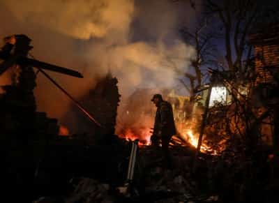 Image for Russia hits power plants, kills four, leaves Kyiv under smoke