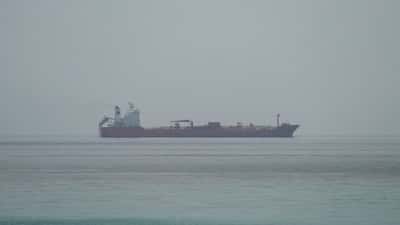 Image for Oil climbs as Mideast conflict, tanker attacks persist