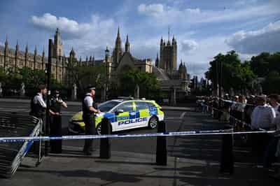 Image for Five UK police officers injured after boat strikes bridge in London