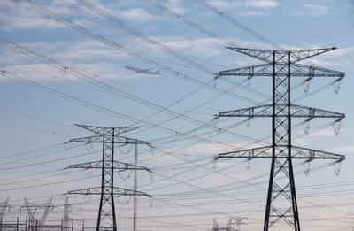 Image for Spain ups planned power grid investment to over €17 billion through 2030